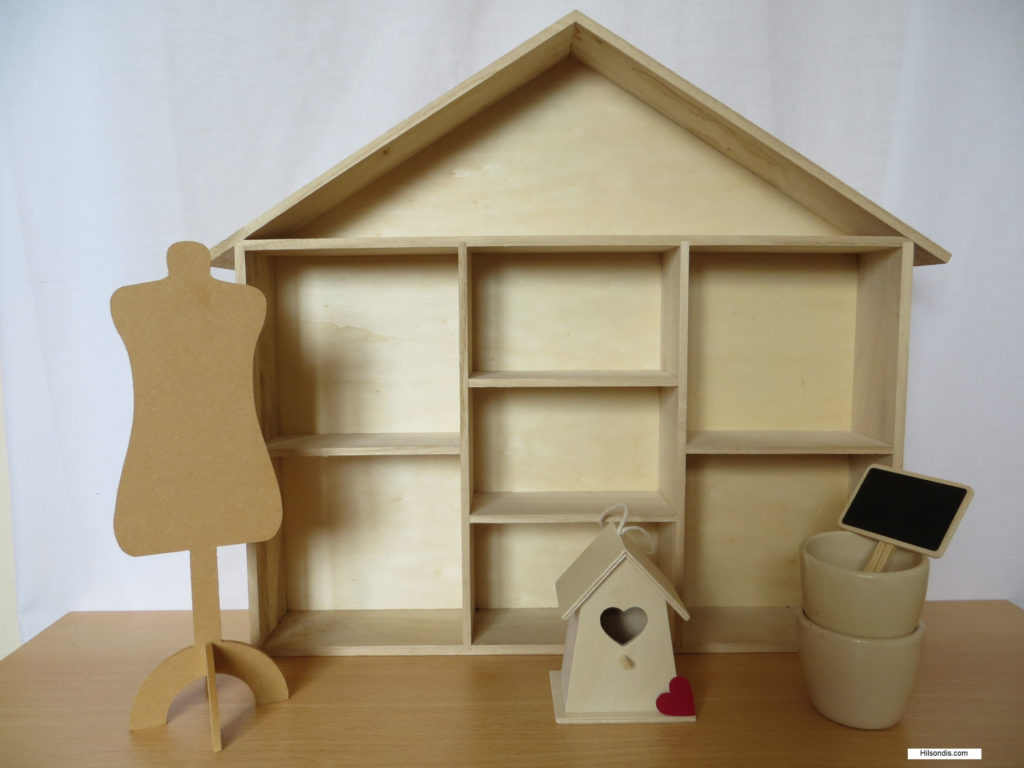 houten speelgoedhuis, vogelhuisje, potjes en paspopje