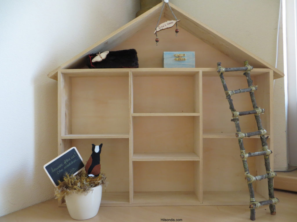 houten speelgoedhuis, Abbra op wacht, kist op zolder, houten trap
