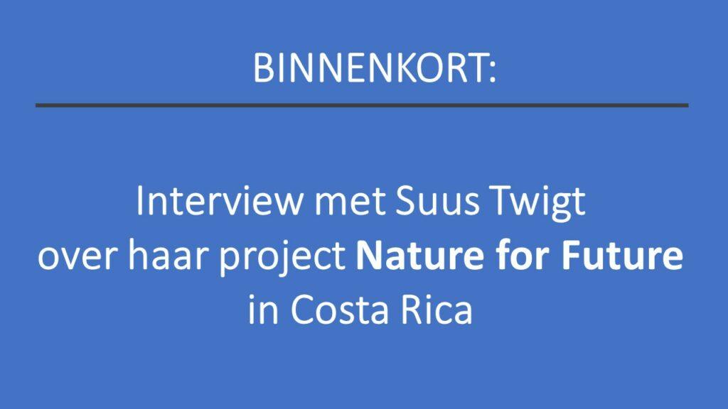 blauwe achtergrond en witte tekst: binnenkort interview met Suus Twigt over haar project Nature for Future in Costa Rica