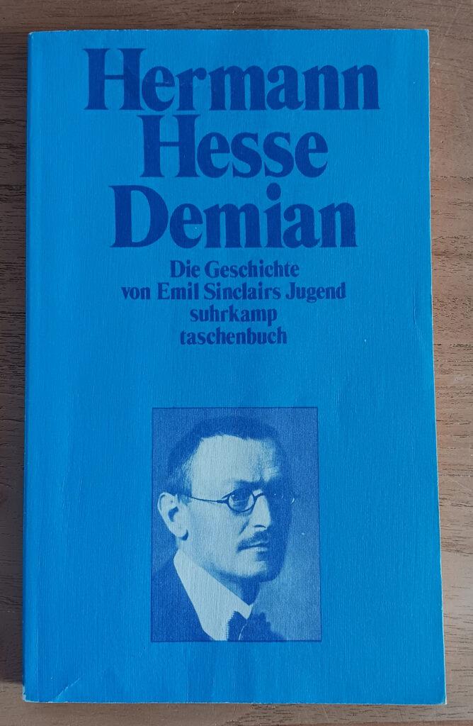 blauwe kaft, foto van Herman Hesse, tekst Demian, Die geschichte von Emil Sinclairs Jugend