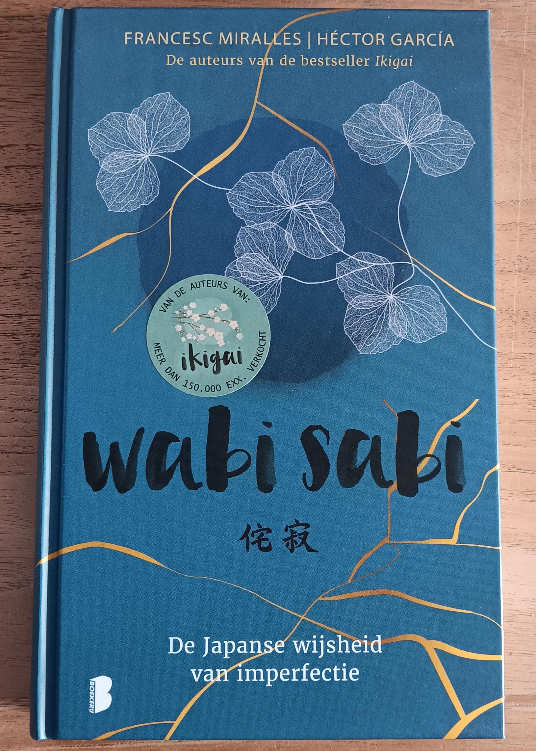 blauwe achterkant, doorzichtige bloemen, tekst wabi sabi