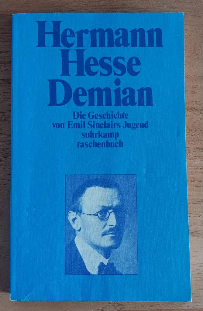 portretfoto Herman Hesse met bril en snor