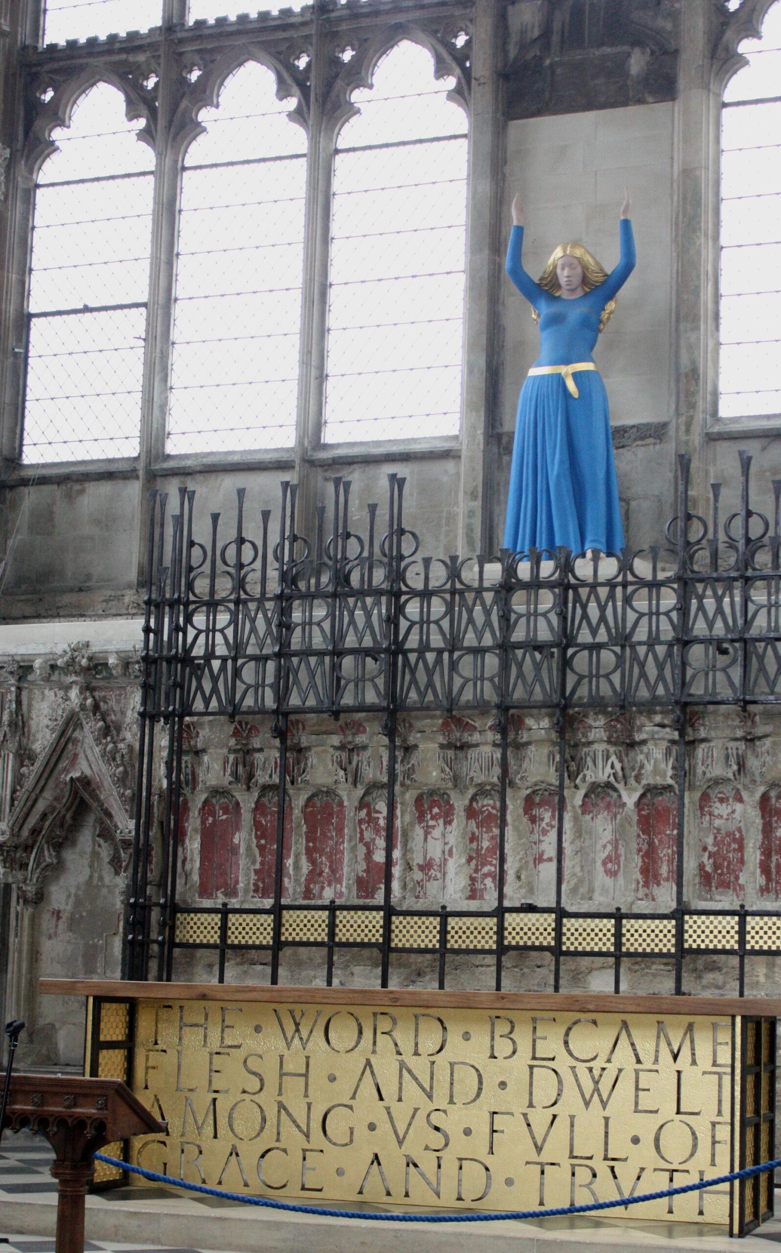 Vrouw met gouden haren, blauwe jurk en armen omhoog geheven in kerk